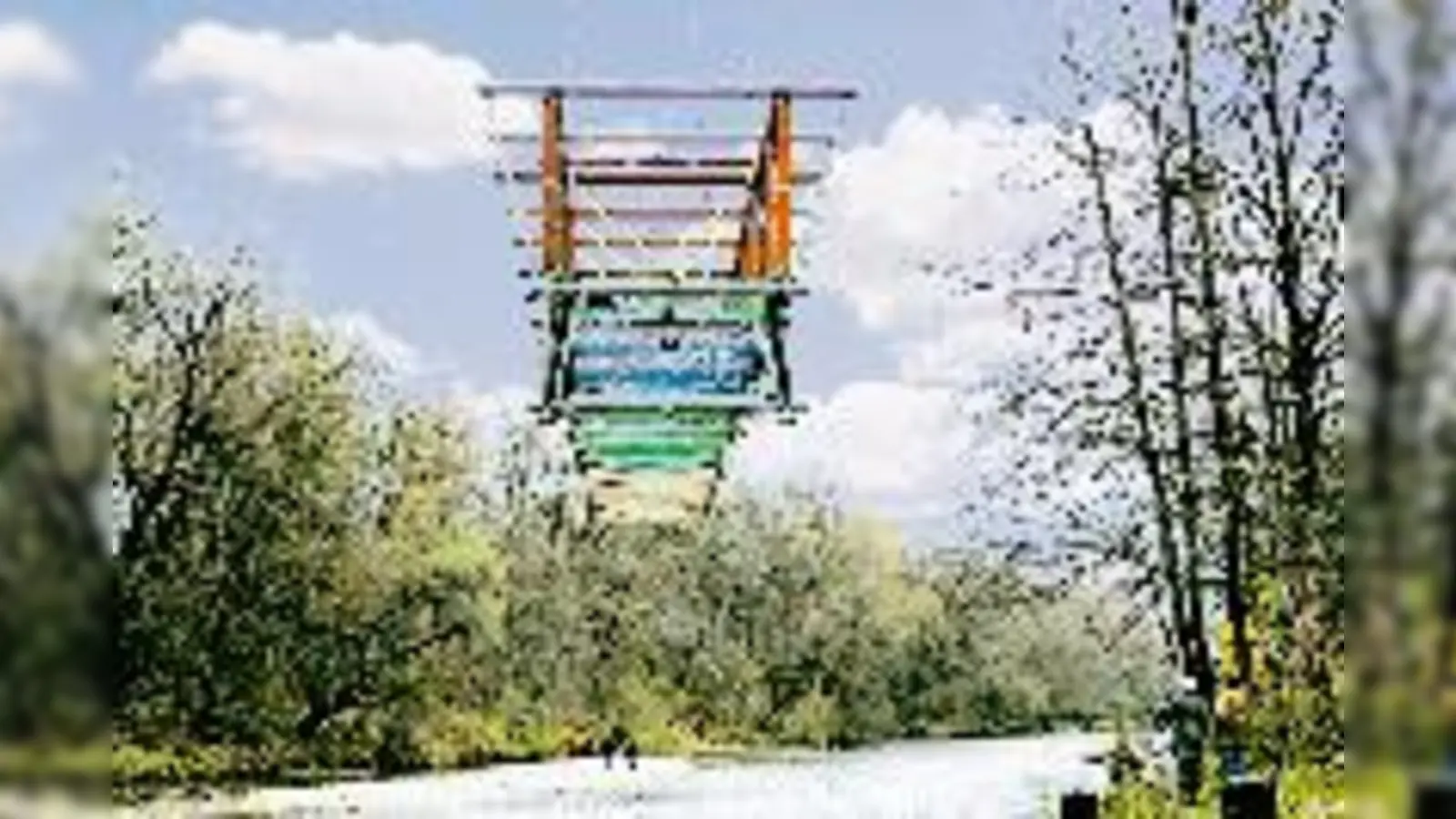 Vorsichtig wurde diesen Mittwoch das tonnenschwere Brücken-Gebälk über die Isar gehoben.	 (Foto: fil)