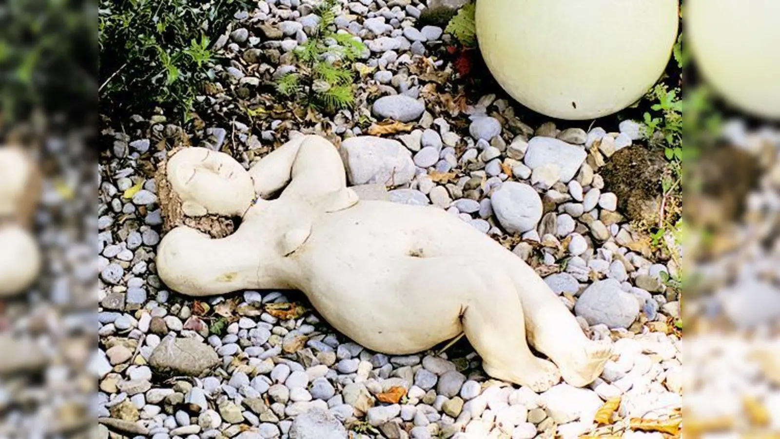 Liebevoll ausgesuchte Dekoobjekte kann man im Wassergarten von Familie Czekalsi in Riemerling bewundern.   (Foto: Woschée)