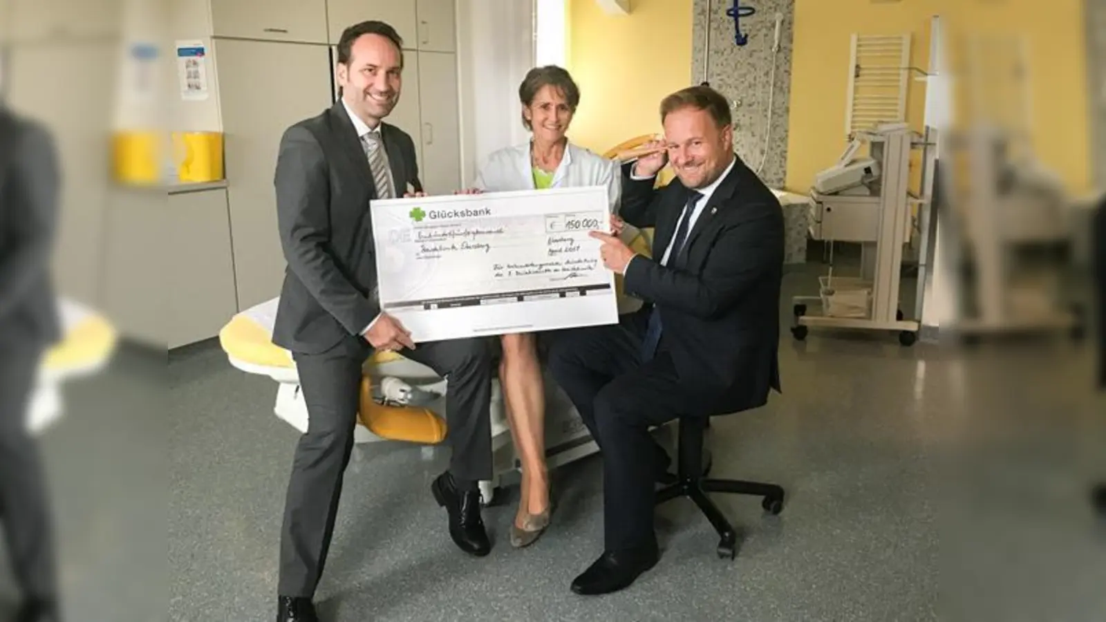 Von links nach rechts: Geschäftsführer Stefan Huber, Chefärztin Professor Dr. Cornelia Höß sowie Landrat Robert Niedergesäß mit einem historischen Hörrohr. 	 (Foto: kk)