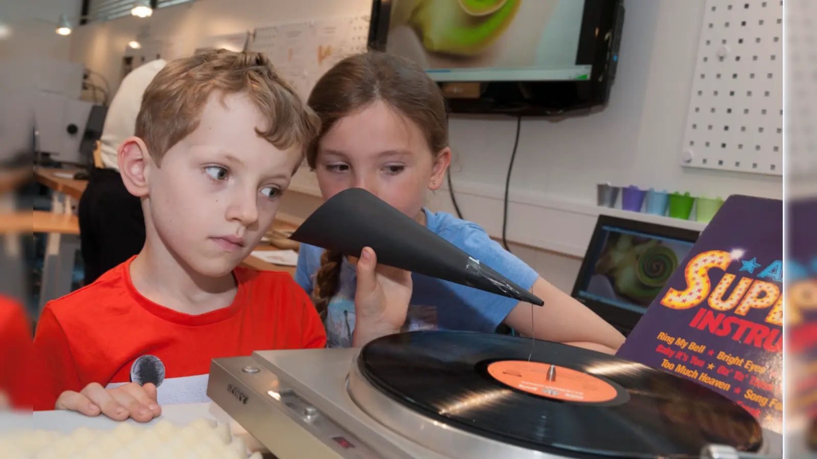 In der Hörwerkstatt des Deutschen Museums entdecken Kinder spielerisch das vielleicht spannendsten Organ des Menschen: das Ohr. (Foto: © MED-EL)