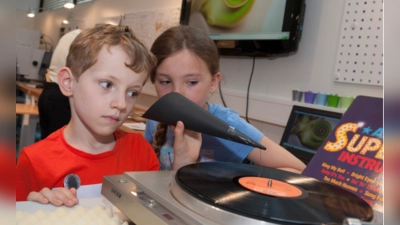 In der Hörwerkstatt des Deutschen Museums entdecken Kinder spielerisch das vielleicht spannendsten Organ des Menschen: das Ohr. (Foto: © MED-EL)