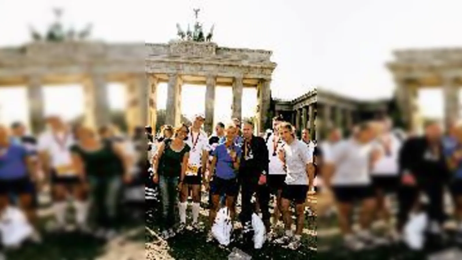 Vor historischer Kulisse strahlten die Läufer des TSV Feldkirchen nach den überwundenen 42,195 Kilometern. 	 (Foto: TSV)