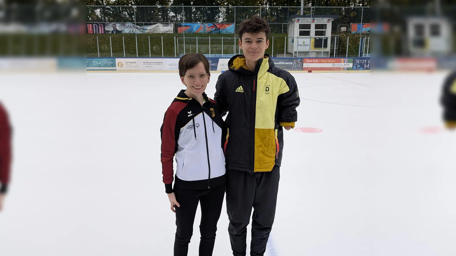 Lotta Berglund mit ihrem Trainer Marc Delbrouck vom ERSC Ottobrunn. (Foto: ERSC Ottobrunn)