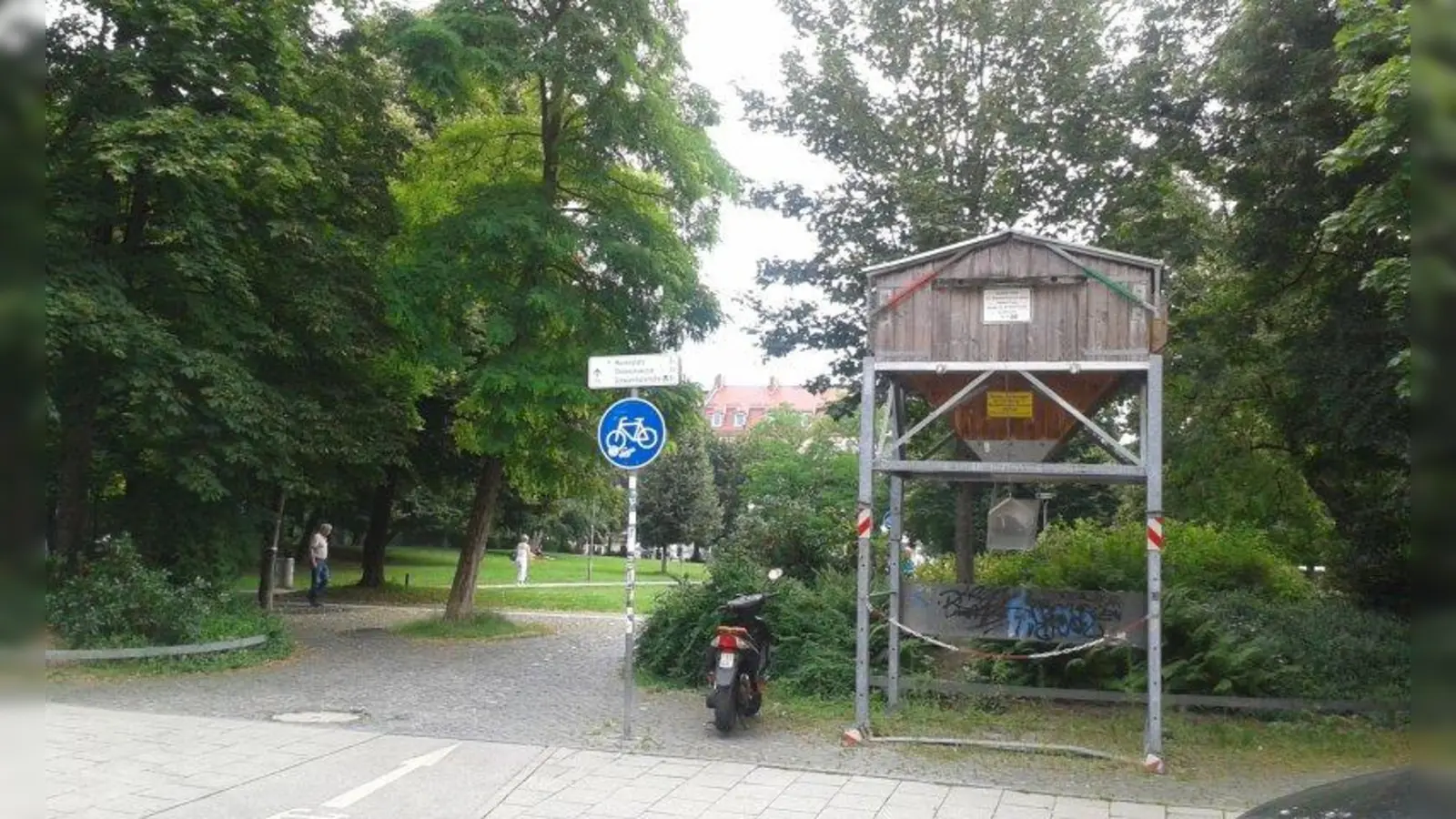 Hier am „Silo“ im Georg-Freundorfer-Park, Parkseite an der Geroltstraße, soll die neue „Toilette für alle“ aufgestellt werden – dafür sprach sich der Bezirksausschusses Schwanthalerhöhe mehrheitlich aus. (Foto: kö)