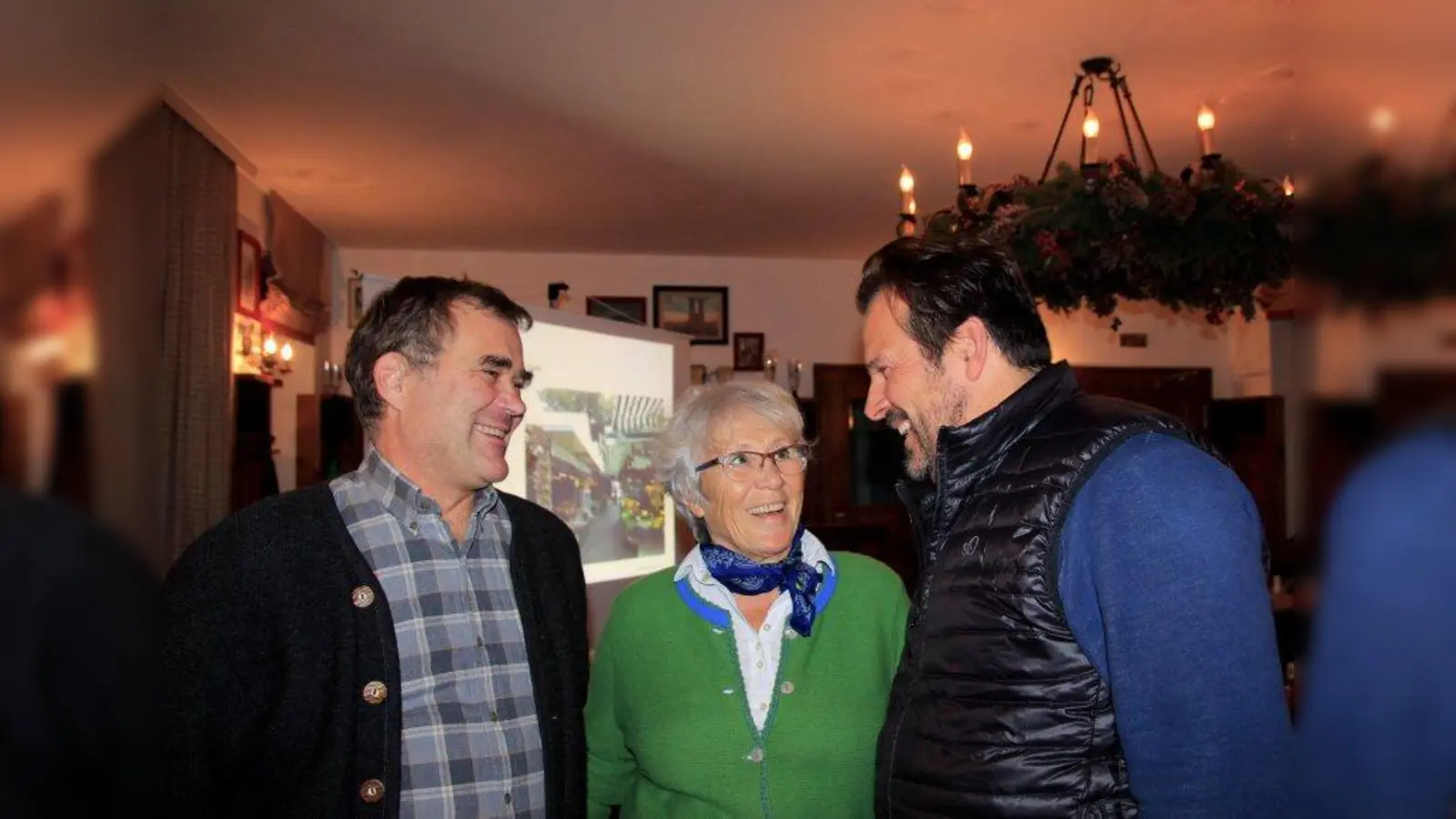 Wie geht’s weiter mit dem Pasinger Viktualienmarkt? Der Grünen-Ortsverband Pasing-Aubing beschäftigte sich in seiner Monatssitzung mit dieser Frage und lud Boris Schwartz (l.) und Händler Andi Lill (r.) zum Gespräch ein. In der Mitte Ortsvorstandsmitglied Gisela Kainz. (Foto: us)
