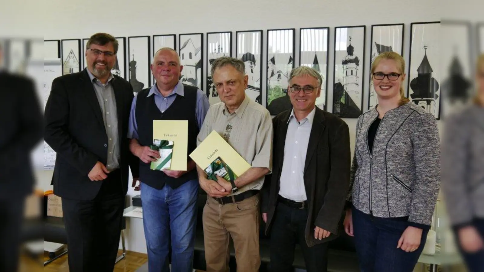 Landrat Stefan Löwl (links) hat zusammen mit Alexander Wolfseder (Leiter Naturschutzbehörde, 2. von rechts) und Isabel Körner (Abteilungsleiterin Umweltrecht) Rainer Bergholz aus Altomünster (2. von links) und Oswald Müller aus Karlsfeld (Mitte) zu Naturschutzwächter für den Landkreis Dachau ernannt. (Foto: Silke Lein/LRA Dachau)