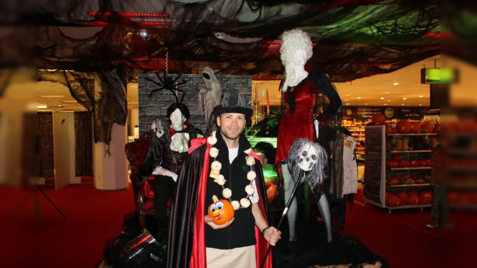Kaufhof-Mitarbeiter Christoph Hensel auf der Halloween-Sonderfläche im Untergeschoss der Galeria Kaufhof am Rotkreuzplatz. (Foto: sb)