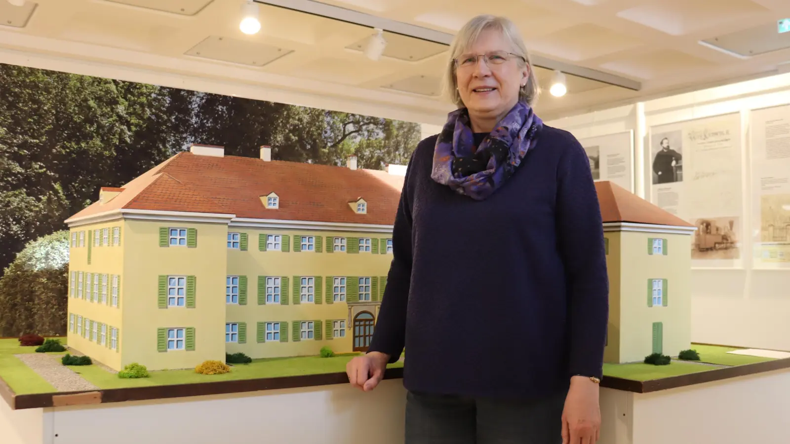 Kuratorin und Kreisheimatpflegerin Christine Heinz mit einem Modell von Schloss Ismaning. Eine Sonderausstellung widmet sich der wechselvollen, fast 500 Jahre umfassenden Geschichte der Schlossanlage. (Foto: bas)