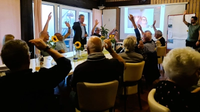 Bürgermeiser Rupert Steigenberger zählt die zustimmenden Handzeichen. (Foto: BBB)
