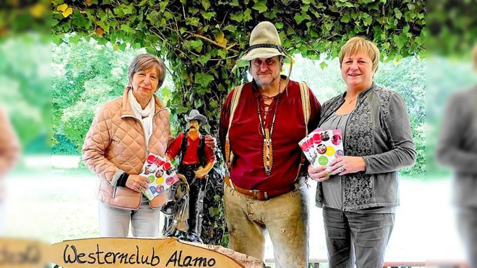 Ortstermin vor dem Saloon: NBH-Ressortleiterin Tina Schäfer (r.) und Mitarbeiterin Judith Brill treffen Trapper Sleepy alias Bernd Süßmann, 1. Vorstand des Westernclubs Alamo. 	 (Foto: NBH)