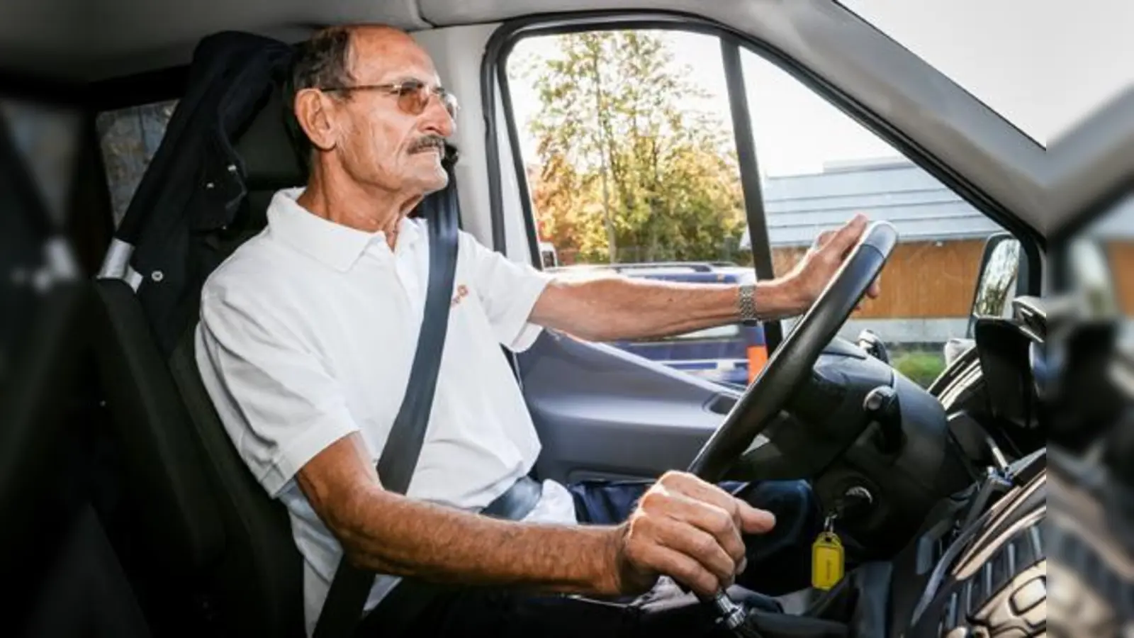 Nach fast zehn Jahren im Fahrdienst setzt sich Isidor Bürger mit knapp 79 endgültig zur Ruhe - die Johanniter suchen nun fitte Rentner als Nachfolger.  (Foto: Johanniter/Gerhard Bieber)