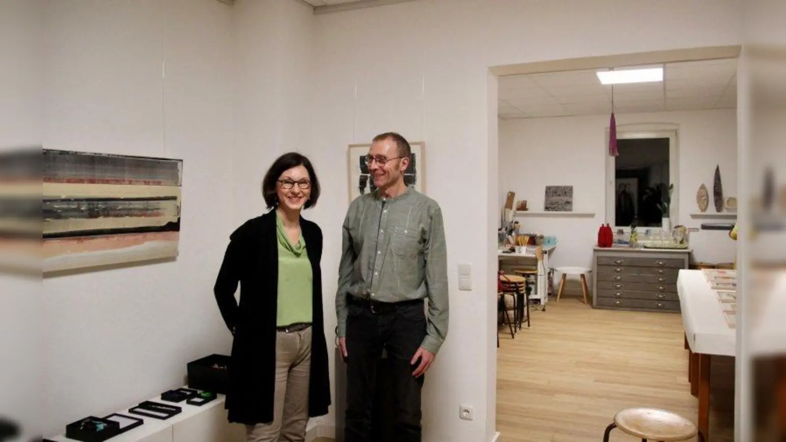 Kunstgespräche im kleinen Kreis, Workshops und Anlaufstelle für Künstler und Kunstvermittlung – das will der Planegger Kunstsalon bieten. Mit Günter Nosch und seiner visuellen Poesie machte der Salon einen Anfang. Links die Gründerin des Kunstsalons, Martina Frick. (Foto: us)