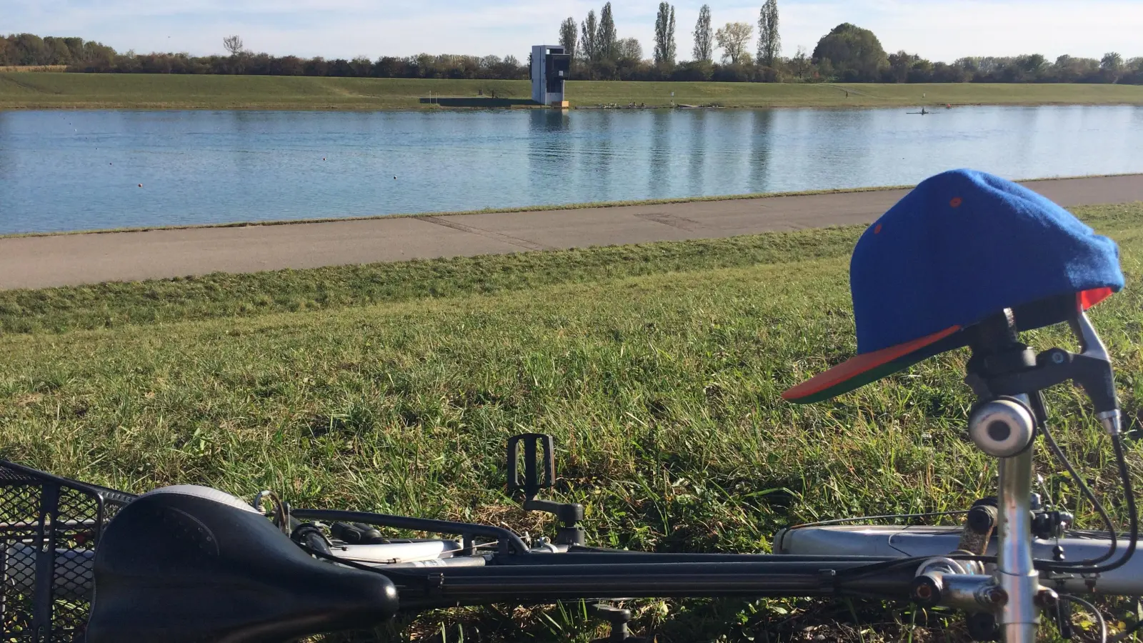 Laufen, schwimmen, Fahrrad fahren: Der Triathlon zum zehnjährigen Bestehen des Netzwerks Wohnungslosenhilfe wird an der Ruderregatta-Anlage in Oberschleißheim ausgetragen. (Foto: Daniel Mielcarek)