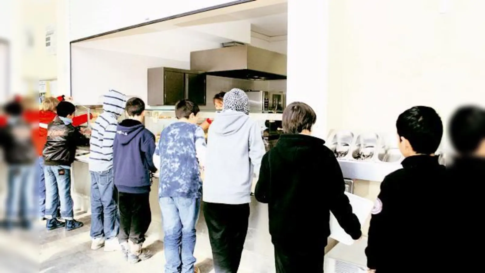 Essensausgabe in der Hauptschule an der Perlacher Straße in Giesing. Bisher muss in Schichten gegessen werden, das ändert sich nach dem Umbau.	 (Foto: Hirt)