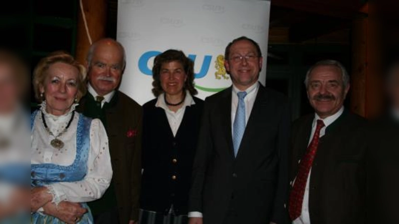 Die Einheit der Partei beschworen beim „Nachaschermittwoch” der CSU: (v.l.) Margot Günther, Vorsitzende der Senioren Union; MdB Peter Gauweiler; Renate Unterberg, Kreisvorsitzende der Frauen Union; Max Straßer vom CSU-Ortsverband Laim-Ost sowie CSU-Stadtrat Otto Seidl vom CSU-Ortsverband Sendling-Westpark. (Foto: tg)