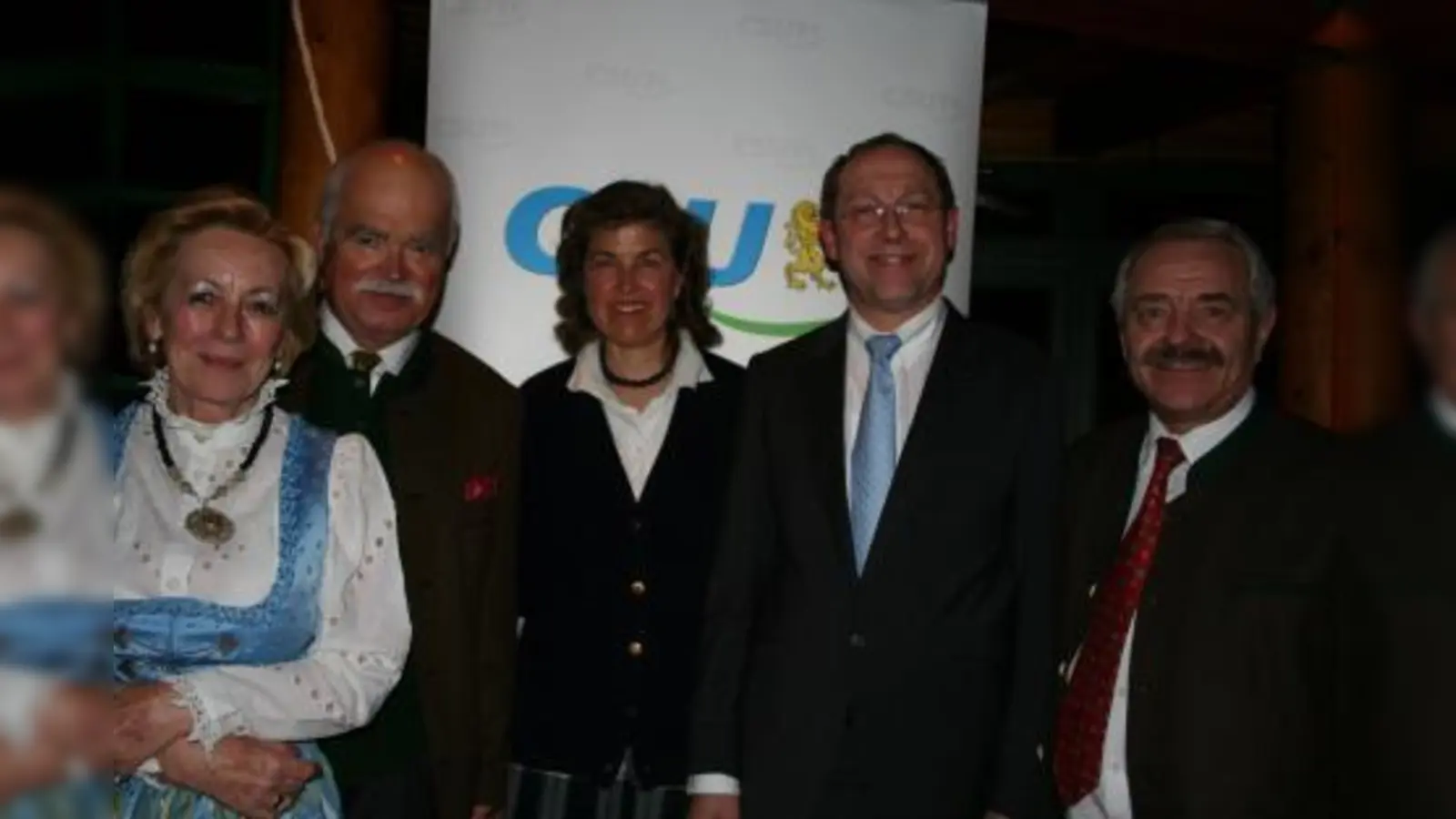 Die Einheit der Partei beschworen beim „Nachaschermittwoch” der CSU: (v.l.) Margot Günther, Vorsitzende der Senioren Union; MdB Peter Gauweiler; Renate Unterberg, Kreisvorsitzende der Frauen Union; Max Straßer vom CSU-Ortsverband Laim-Ost sowie CSU-Stadtrat Otto Seidl vom CSU-Ortsverband Sendling-Westpark. (Foto: tg)