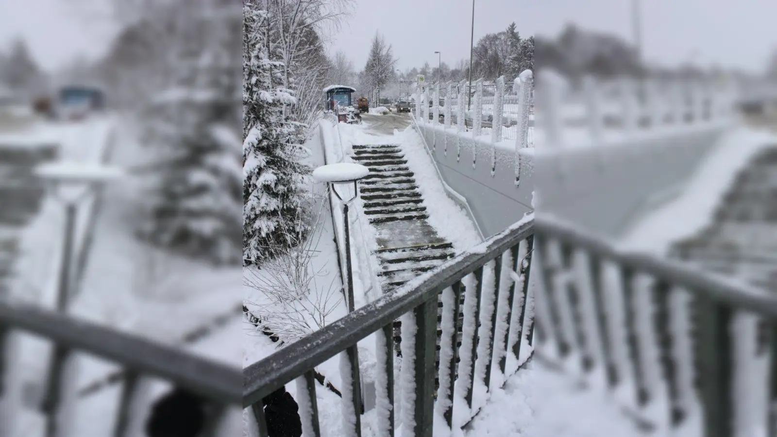 Eine Überdachung der Treppe zum Bahnsteig würde den Weg sicherer machen, so der BA 19. (Foto: job)