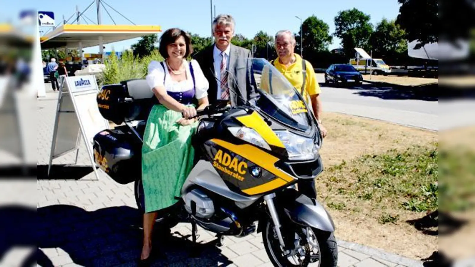 Auf einer Stippvisite informierte sich Bundesministerin Ilse ­Aigner beim Vorstand für Touristik des ADAC Südbayern, Ulli Nowak und Stauberater-Chef, Josef Maurus (v.l.), über die Arbeit der Gelben Engel der Urlauber. 	 (Foto: ADAC Südbayern)