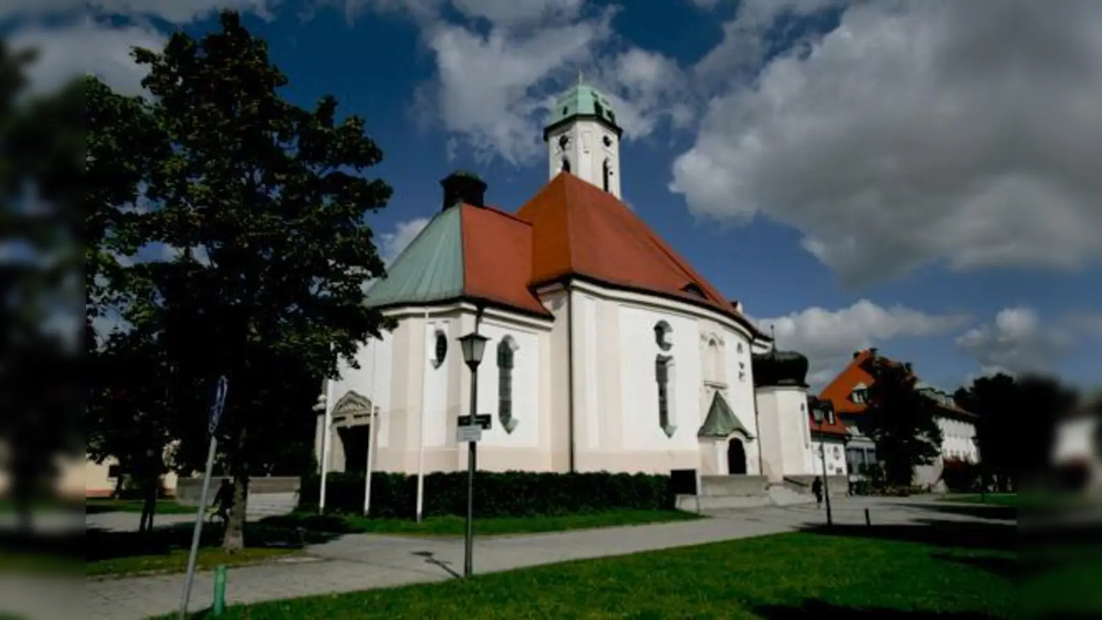 Die St. Georgskirche prägt das Milbertshofener Stadtbild.	 (Foto: Pfarrei)