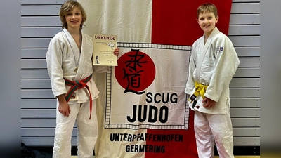 Sportliche Brüder: Benjamim Schaubhut (links) sicherte sich den Titel „Südbayerischer Meister”. Für seinen Bruder Jonathan lief es zwar nicht ganz so erfolgreich, dennoch kämpfte er für seine Verhältnisse super. (Foto: SCUG)