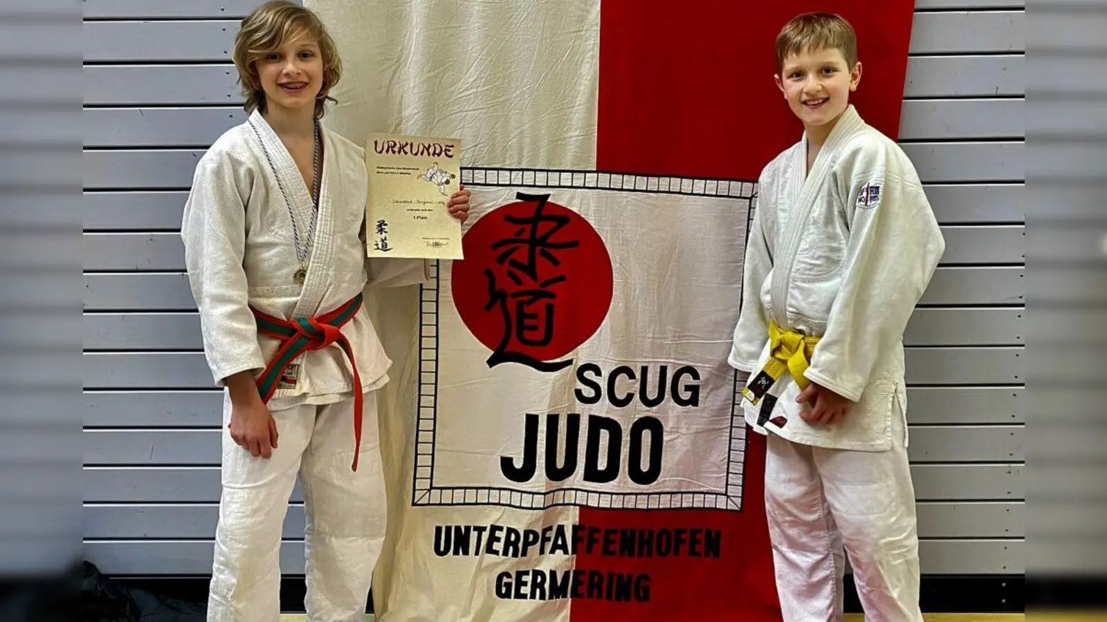 Sportliche Brüder: Benjamim Schaubhut (links) sicherte sich den Titel „Südbayerischer Meister”. Für seinen Bruder Jonathan lief es zwar nicht ganz so erfolgreich, dennoch kämpfte er für seine Verhältnisse super. (Foto: SCUG)