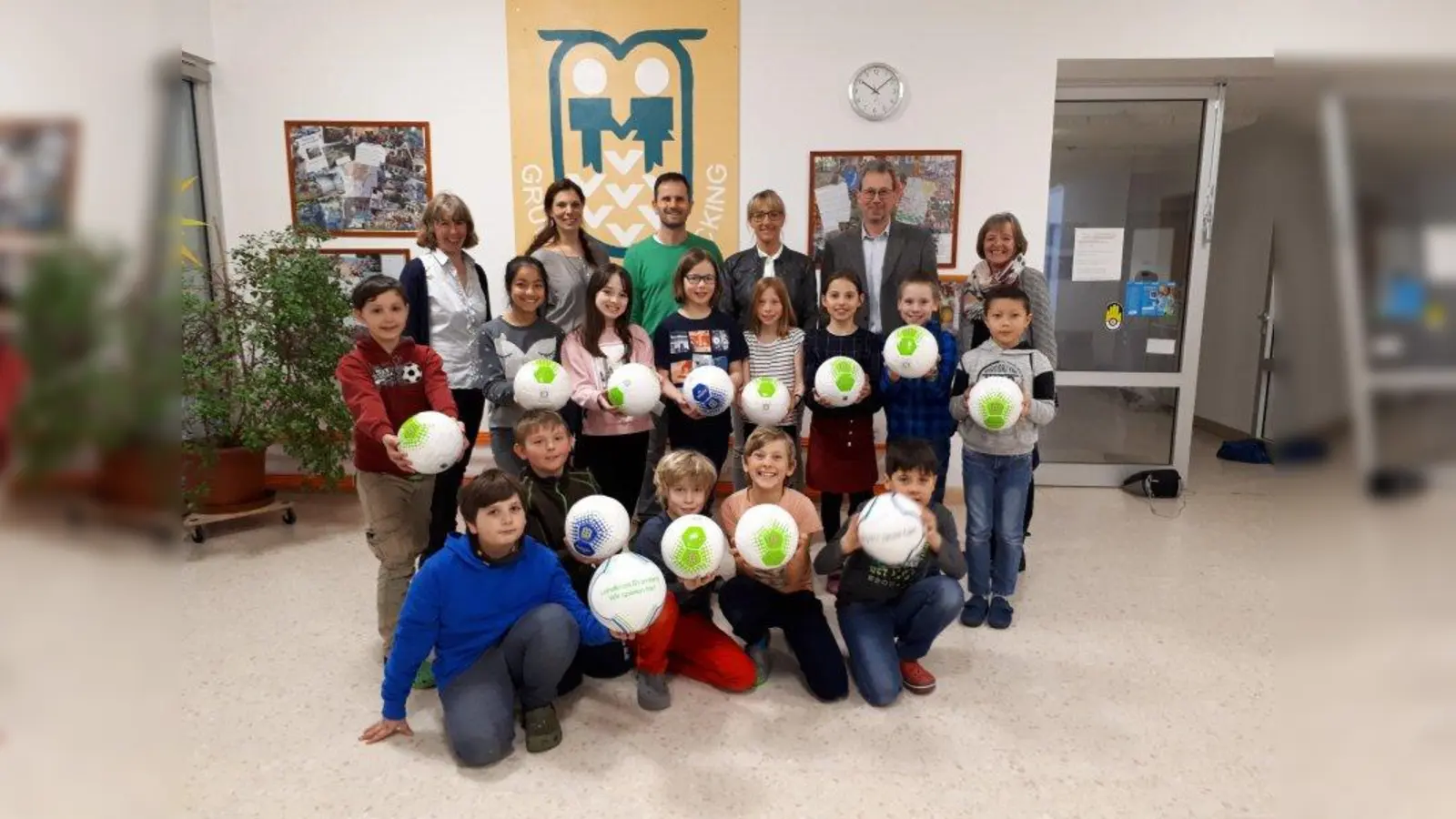 Die vierten Klassen der Grundschule Pöcking bekamen die Fairtrade-Bälle zum Testen. In der hinteren Reihe: Josefine Anderer-Hirth (von links), Kerstin Hobratschk, Olaf Beck, Sabine Marggraf, Rainer Schnitzler und Christiane Weber. (Foto: Grundschule Pöcking)