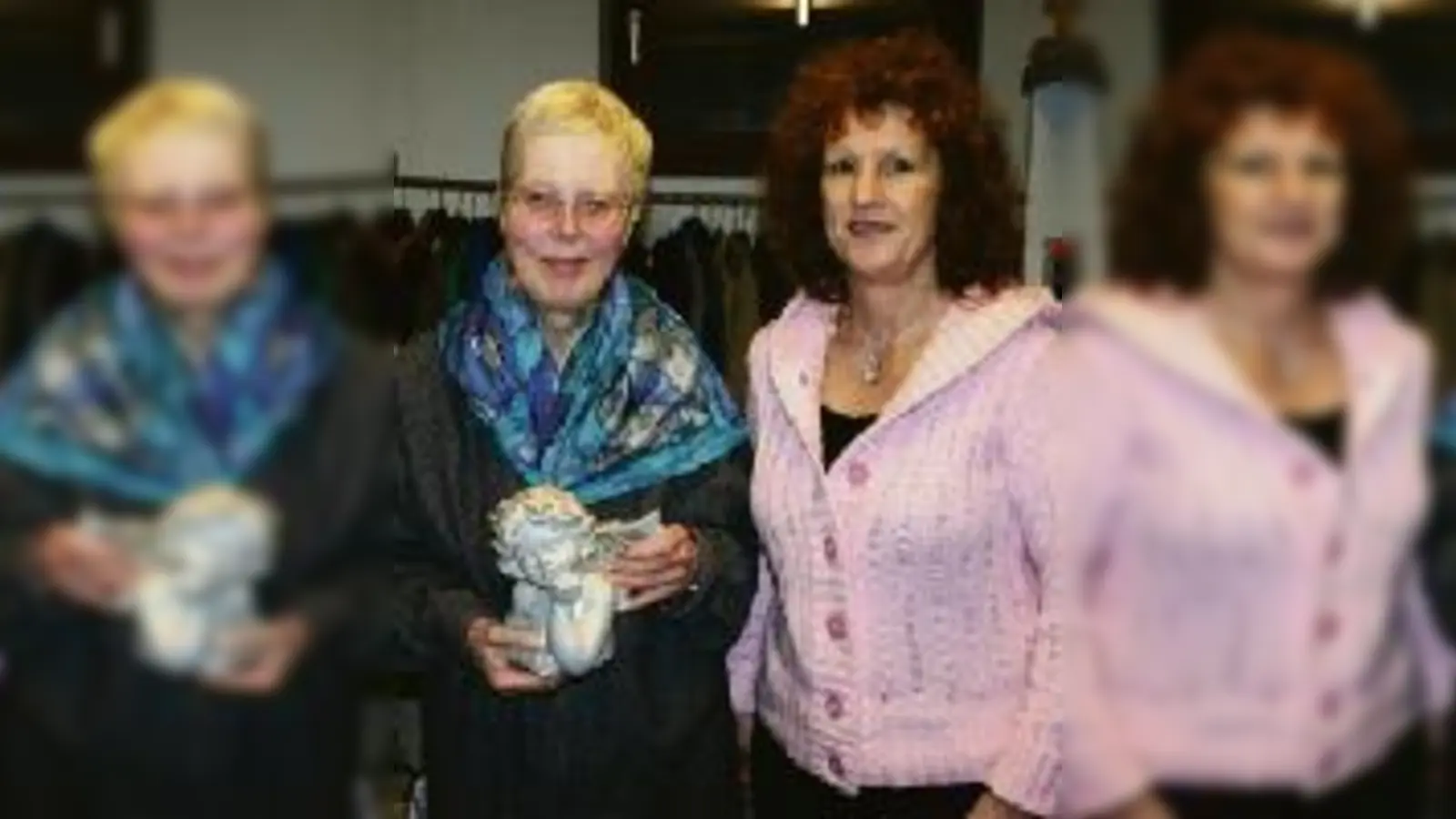 Weihnachtsengel Maike Röder-Thiede (li.) und Monika Gabriel zwischen abertausend Sachspenden, die in der Ukraine dringend benötigt werden.  (Foto: wei)