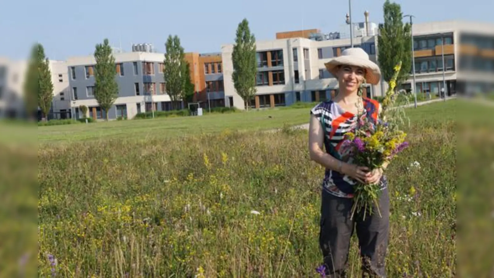 Kräuterpädagogin Anita Himmer stellt wichtige Pflanzen und Blumen für einen ganz persönlichen Kräuterbuschen vor. (Foto: hw)