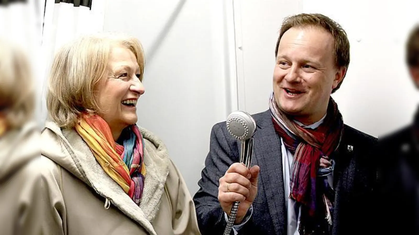 Die Vorsitzende des Helferkreises, Angelika Burwick und Landrat Robert  Niedergesäß bei der Eröffnung der Zornedinger Unterkunft.	 (Foto: Stefan Dohl)