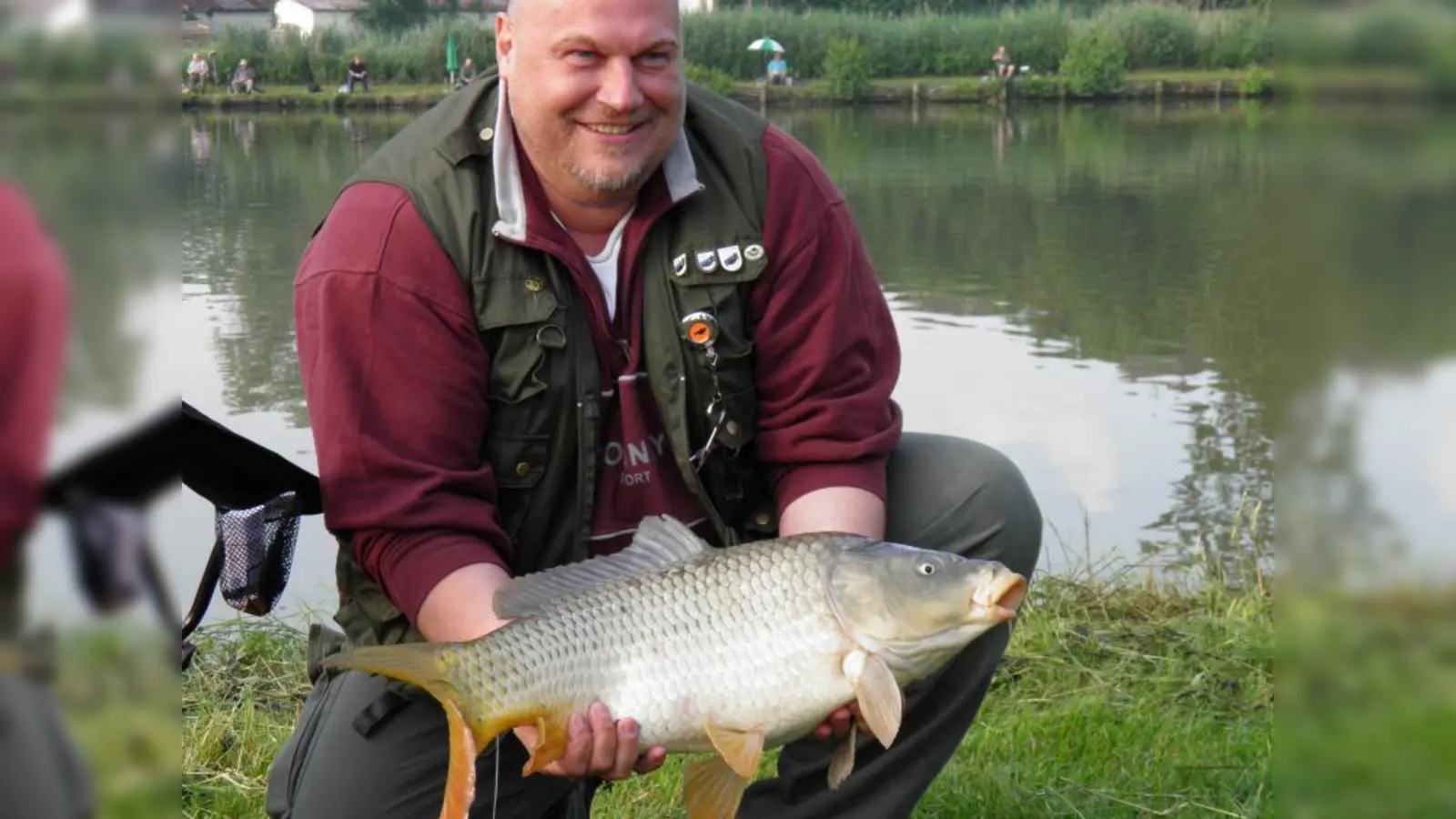 Fischer Manfred zog einen prächtigen Schuppenkarpfen aus einem der Gewässer der Fischwaid München. (Foto: pi)