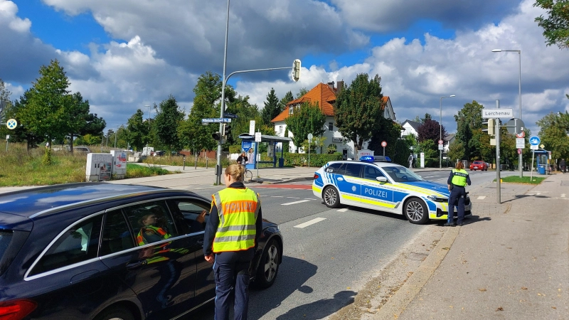 Die Polizei sperrte den Bereich um die Glockenblumenstraße in der Lerchenau weiträumig ab. Dort war es zu dem tödlichen Angriff gekommen, der auch für das Oktoberfest Konsequenzen hatte.  (Foto: bas)