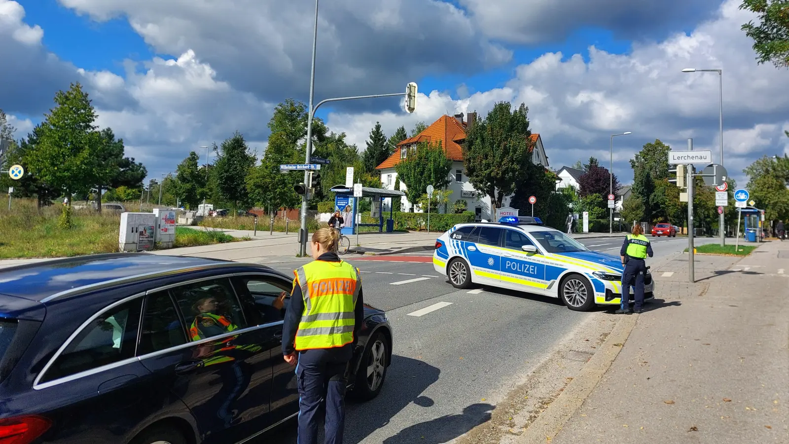 Die Polizei sperrte den Bereich um die Glockenblumenstraße in der Lerchenau weiträumig ab. Dort war es zu dem tödlichen Angriff gekommen, der auch für das Oktoberfest Konsequenzen hatte.  (Foto: bas)