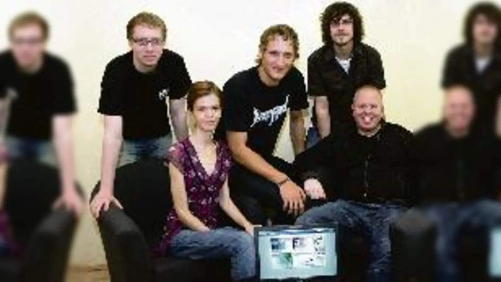 »BookRix«-Gründer Gunnar Siewert (vorne re.) bietet mit seinem Team eine Literatur-Community im Internet an. Hier können Texte gratis gelesen und eingestellt werden.  (Foto: ko)