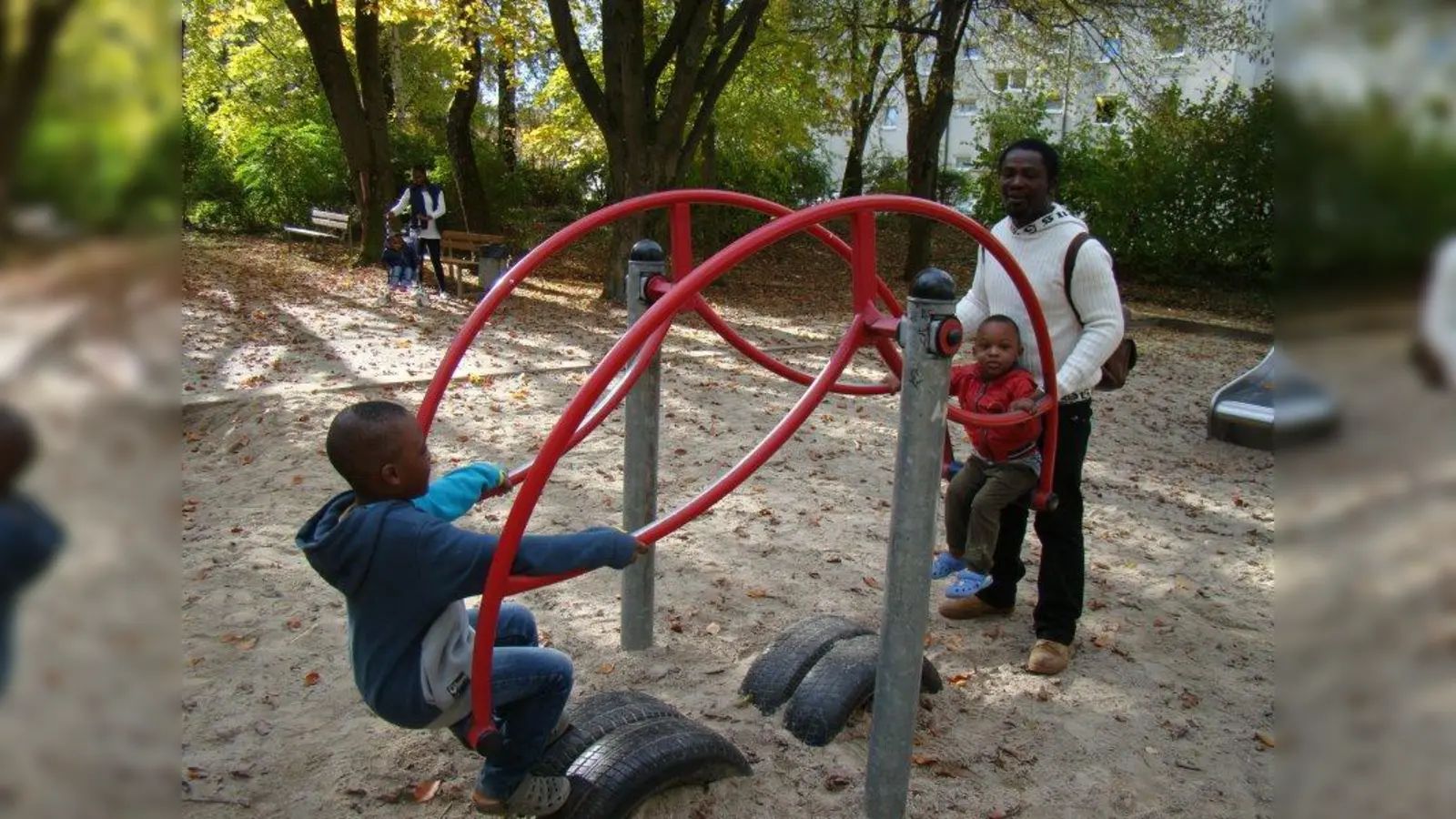 Den Spielplatz haben die Kinder bereits entdeckt. (Foto: pst)