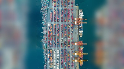 „Unequal Scenes” – in der philippinischen Hauptstadt Manila lebt die arme Bevölkerung direkt neben dem großen Containerhafen. Das Bild wurde 2023 aufgenommen. (Foto: Johnny Miller, courtesy Buchkunst Berlin)