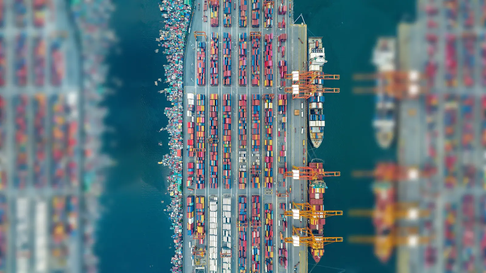 „Unequal Scenes” – in der philippinischen Hauptstadt Manila lebt die arme Bevölkerung direkt neben dem großen Containerhafen. Das Bild wurde 2023 aufgenommen. (Foto: Johnny Miller, courtesy Buchkunst Berlin)
