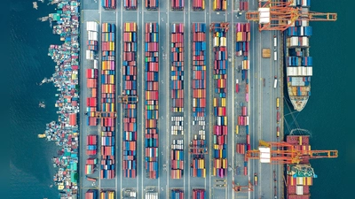 „Unequal Scenes” – in der philippinischen Hauptstadt Manila lebt die arme Bevölkerung direkt neben dem großen Containerhafen. Das Bild wurde 2023 aufgenommen. (Foto: Johnny Miller, courtesy Buchkunst Berlin)