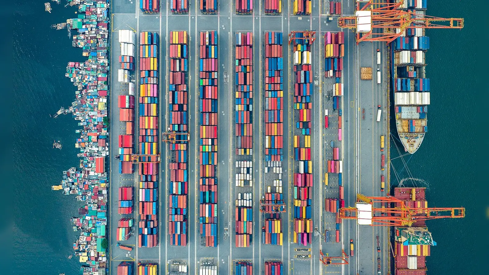 „Unequal Scenes” – in der philippinischen Hauptstadt Manila lebt die arme Bevölkerung direkt neben dem großen Containerhafen. Das Bild wurde 2023 aufgenommen. (Foto: Johnny Miller, courtesy Buchkunst Berlin)
