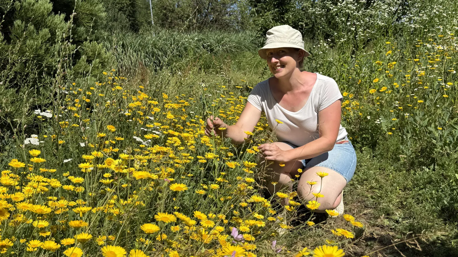 Christine Eicher freut sich über die Blütenpracht. (Foto: pst)