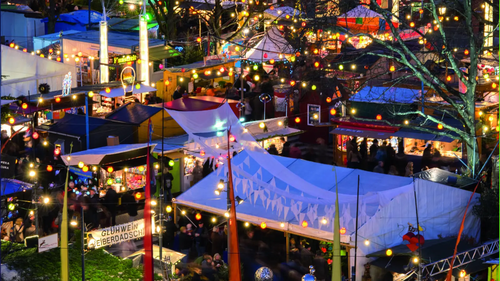 Kunst und Kunsthandwerk dominieren den Weihnachtsmarkt an der Münchner Freiheit. In den schön beleuchteten Buden findet man besondere Weihnachtsgeschenke von hoher Qualität. (Foto: © Schwabinger Weihnachtsmarkt)