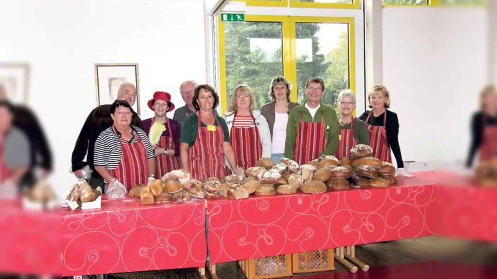 Das Team des Ottobrunner Tisches sucht noch freiwillige Helfer, die sie bei der Arbeit gerne noch tatkräftig unterstützen können. 	 (Foto: Woschée)