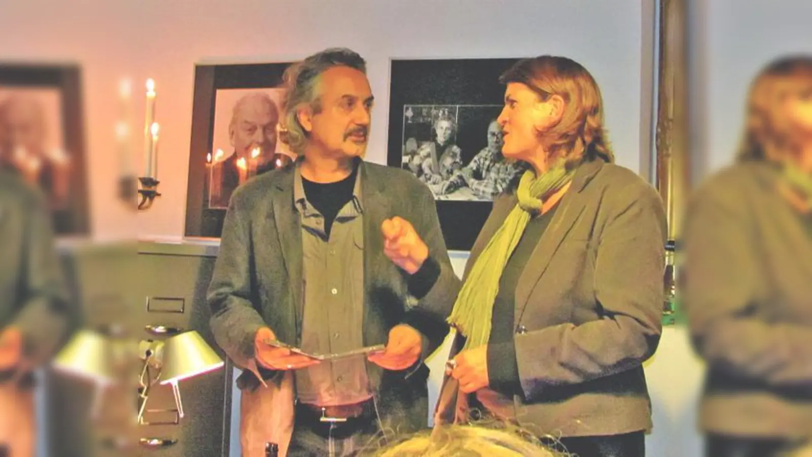 Buchautor Friedrich Ani kam auf Einladung der Landtagsabgeordneten der Grünen, Claudia Stamm, in den Grünen Salon.	 (Foto: bus)