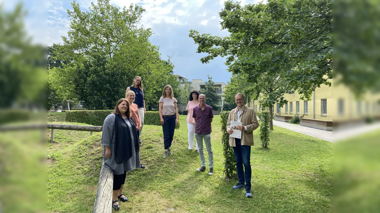 Neu am Start: das Team des evangelischen Beratungszentrums Ramersdorf mit dem Landtagsabgeordneten Markus Rinderspacher (rechts). (Foto: privat)