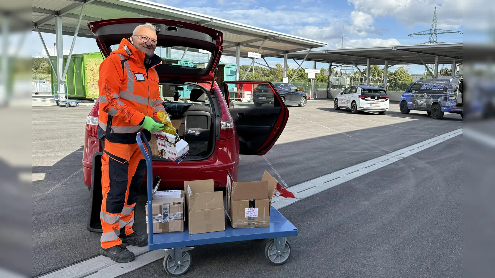 Awista-Mitarbeiter Dragan Cvetanovic mit einem der neuen Wägelchen, die für den bequemen Abtransport der Wertstoffe zur Verfügung stehen. (Foto: pst)