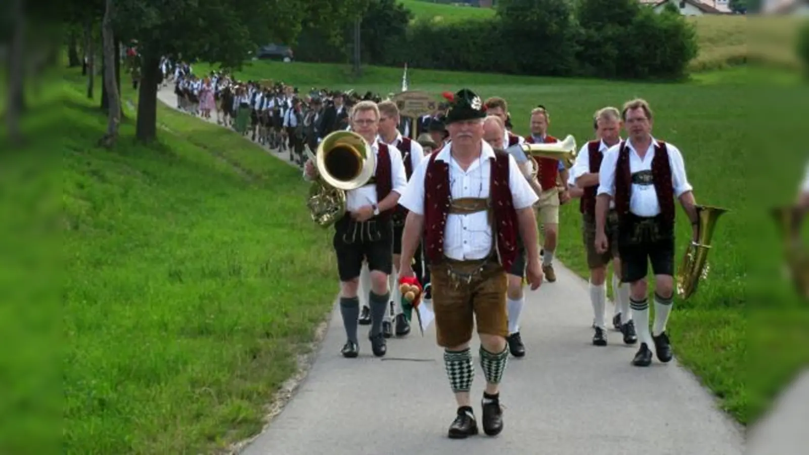 Beim 20-jährigen Vereinsjubiläum 2014 nahmen über 120 »Böllerer« an der Feier teil und ließen es so richtig »krachen«.	 (Foto: Böllerschützen)
