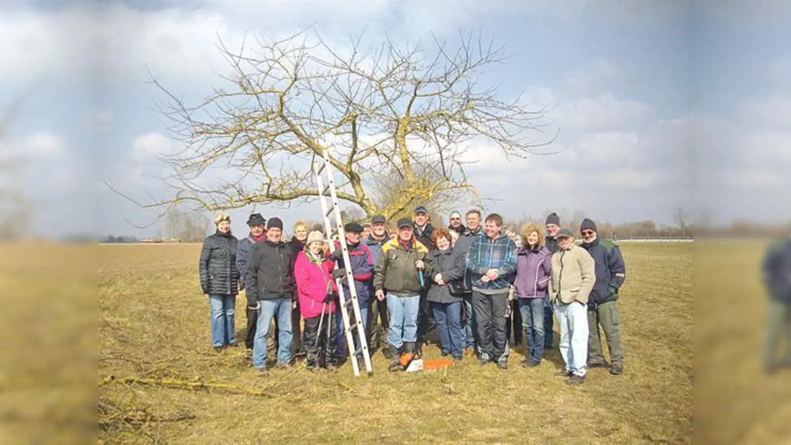 Der Verkehrs- und Gartenbauverein Oberhaching lud zum Baumschnittkurs ein. In der Bildmitte (mit Astschere) ist Baumwart Franz Schmid zu sehen. 	 (F: VA)