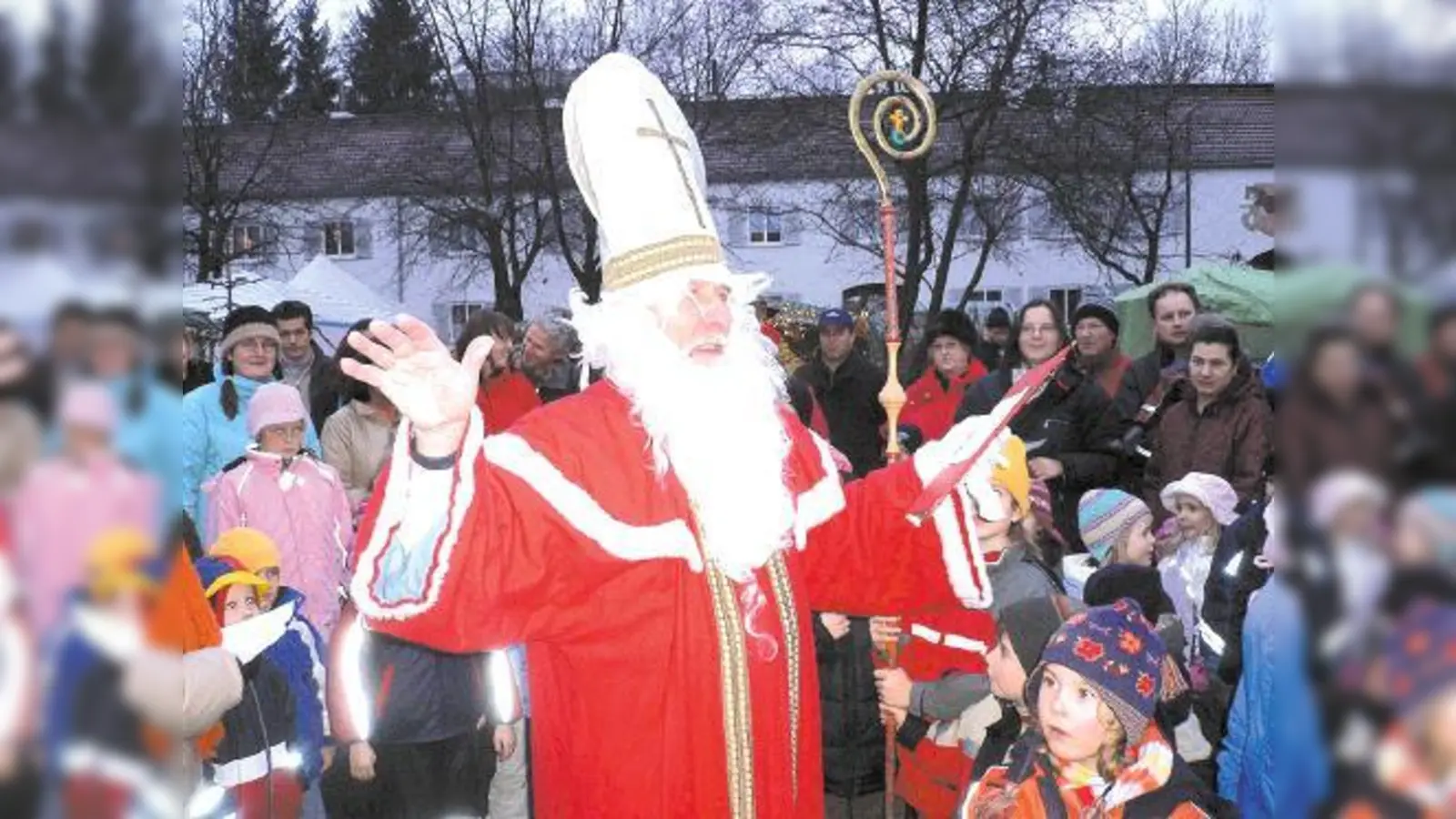 So wie jedes Jahr wird auch heuer der Nikolaus am Gößweinsteinplatz Station machen und die Kinder beschenken. (Foto: Archiv)