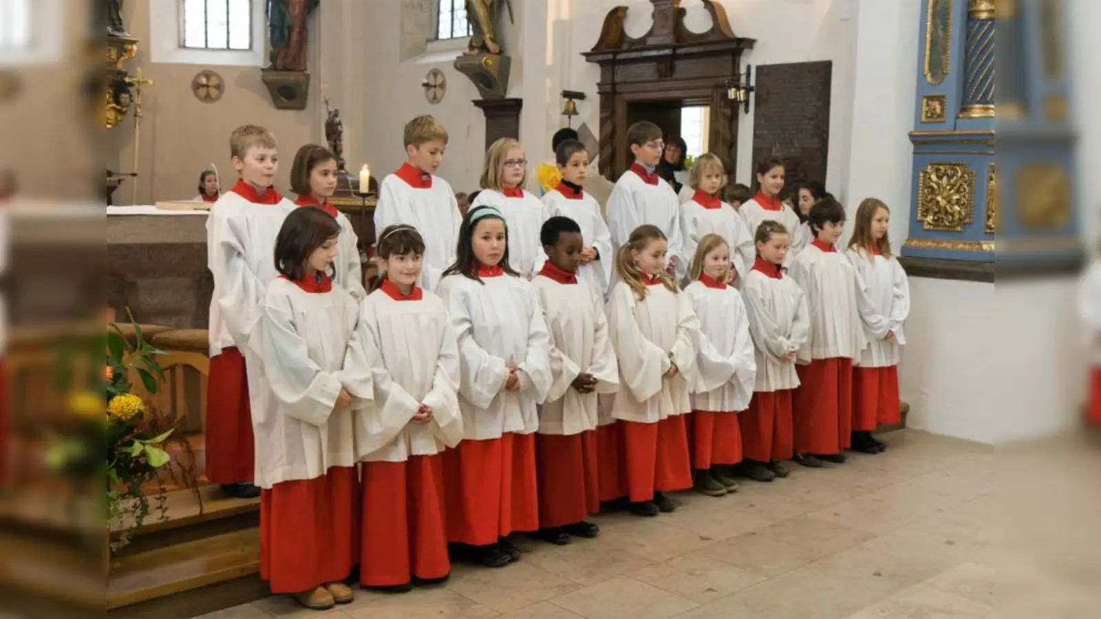 Gleich siebzehn neue Ministrantinnen und Ministranten wurden jetzt in der Pfarrgemeinde St. Quirin in ihren Dienst aufgenommen. (Foto: pi)