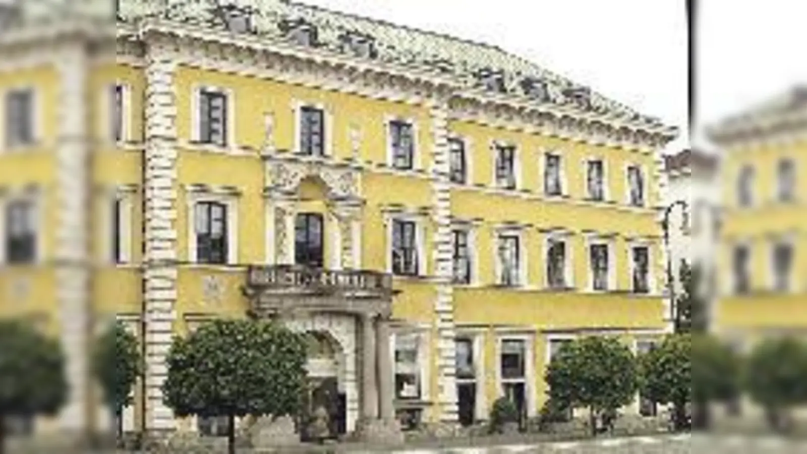 Teil der Führung zu Münchner Prachtstraßen: »Das Arco-Zinneberg-Palais« an der Brienner Straße.   (F.: VHS)