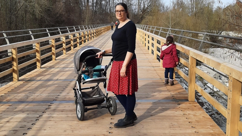 Louisa Pehle freut sich wie viele andere über den neuen Boden des Flaucherstegs. Jetzt kommt man auch mit Kinderwagen und ähnlichem wieder leicht über die Bohlen. (Foto: pr)